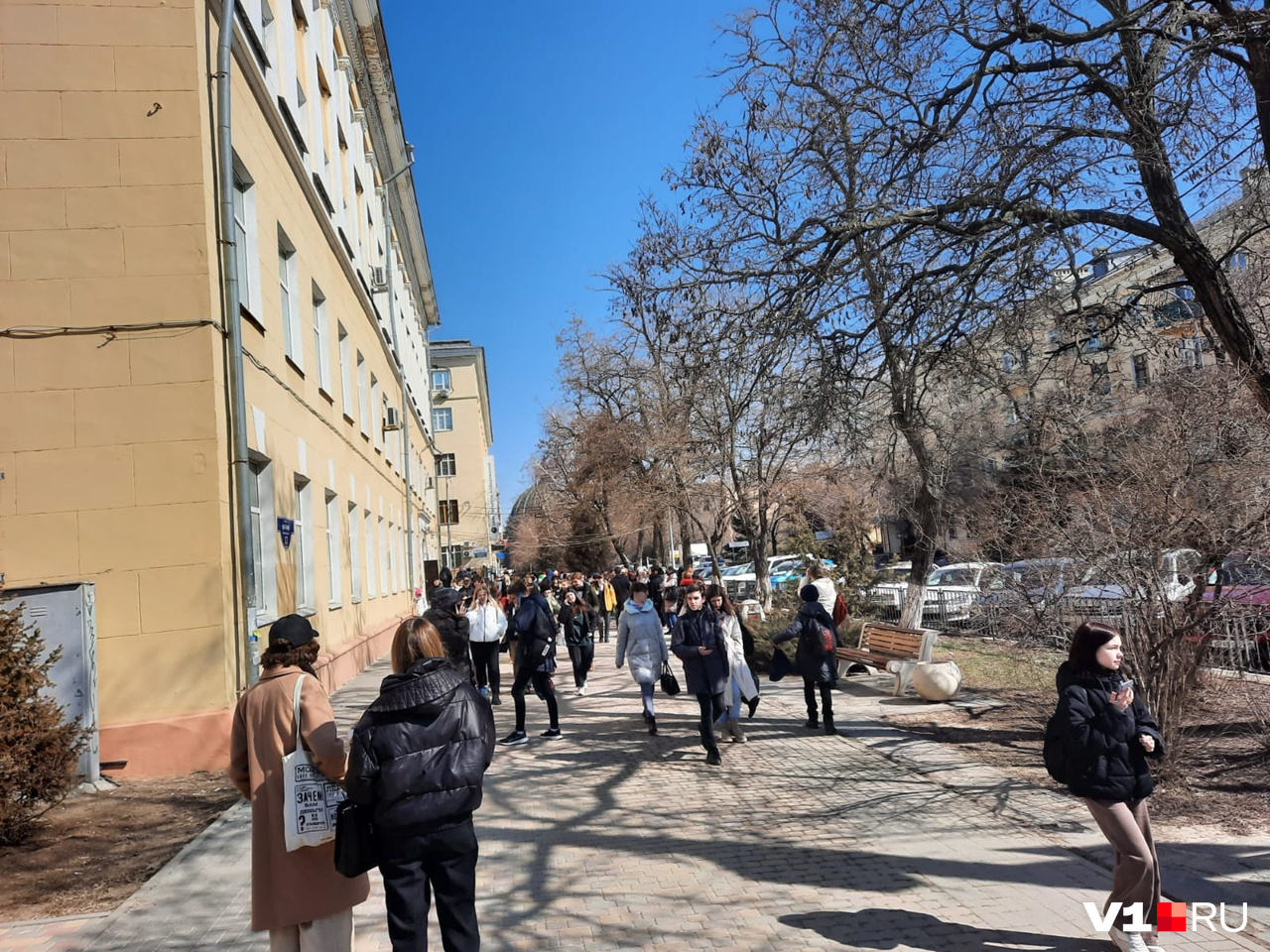 эвакуация людей из здания. эвакуация фото. эвакуация в школе. самара люди. эвакуация школ в волгограде.