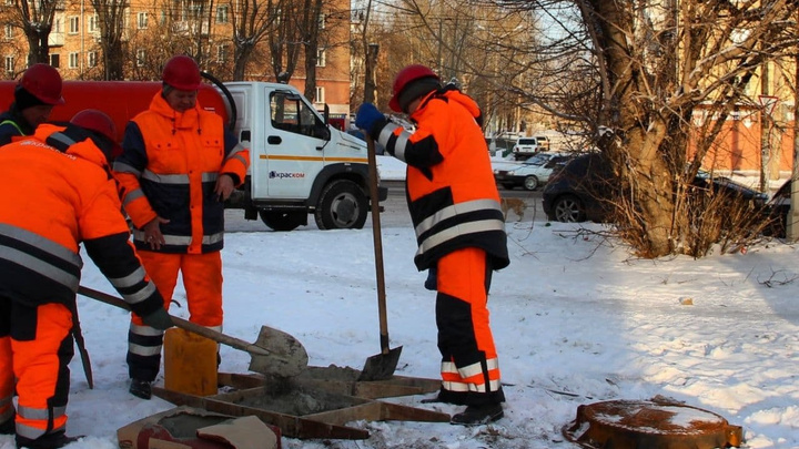 Красноярцы собирали крышки канализационных люков в багажник и выручили за них всего 3,4 тысячи рублей