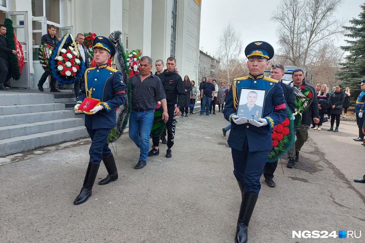 В Красноярске прошла панихида по погибшему на Украине солдату 16 апреля  2022 г. - 16 апреля 2022 - НГС24