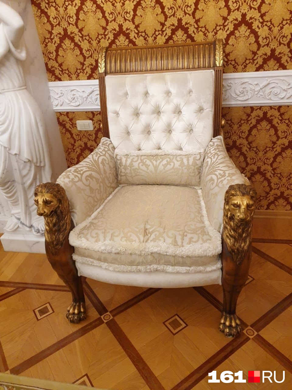 Кресло, похожее на трон