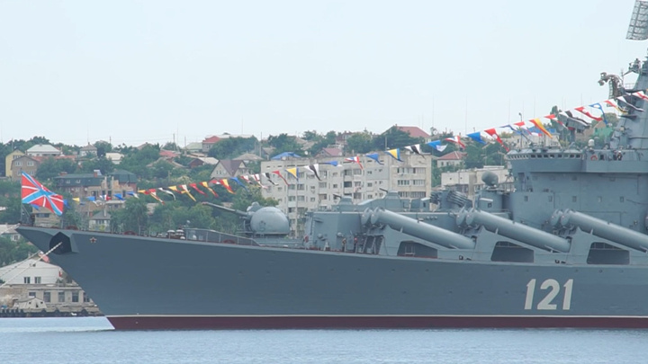 Экипаж погибшего крейсера «Москва» доставили в Севастополь