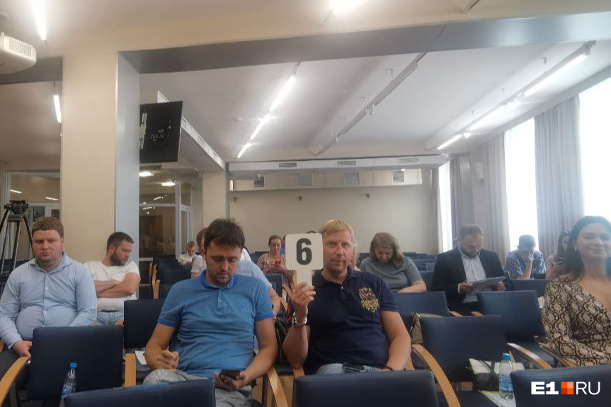 Представитель компании «Страна Е1» в какой-то момент поднял свою табличку и не опускал ее Представитель компании «Страна Е1» в какой-то момент поднял свою табличку и не опускал ее