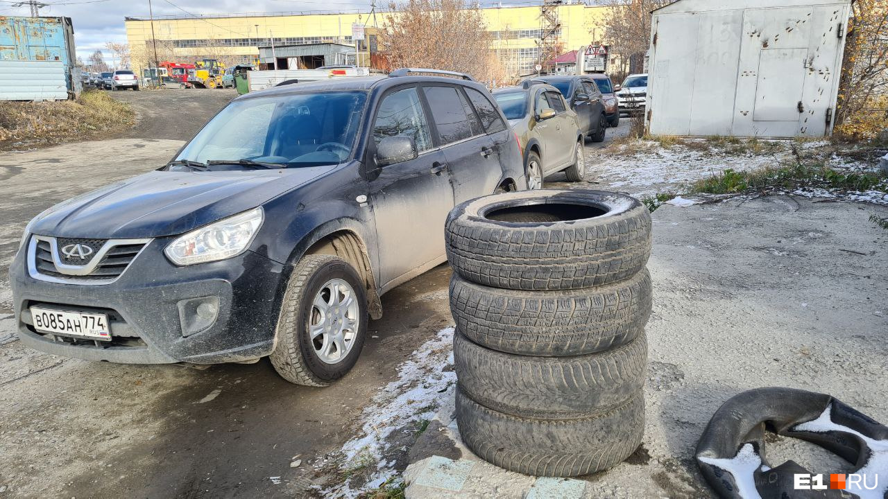 Как снег на голову! В Екатеринбурге выстроились очереди к шиномонтажкам
