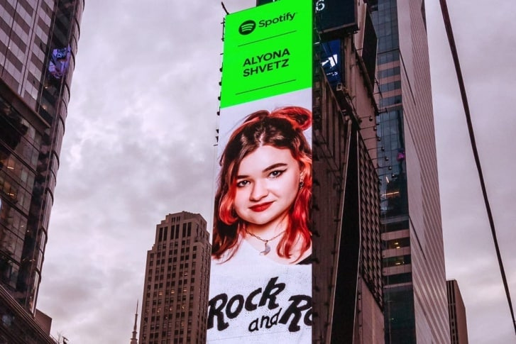 Билборд с Аленой украсил Таймс-сквер в декабре 2021 года