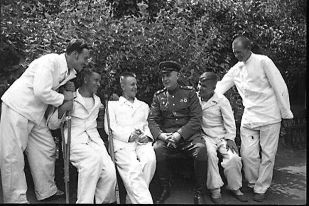 Бойцы, находящиеся на лечении в окружном военном госпитале № 358 Куйбышева в 1944 году