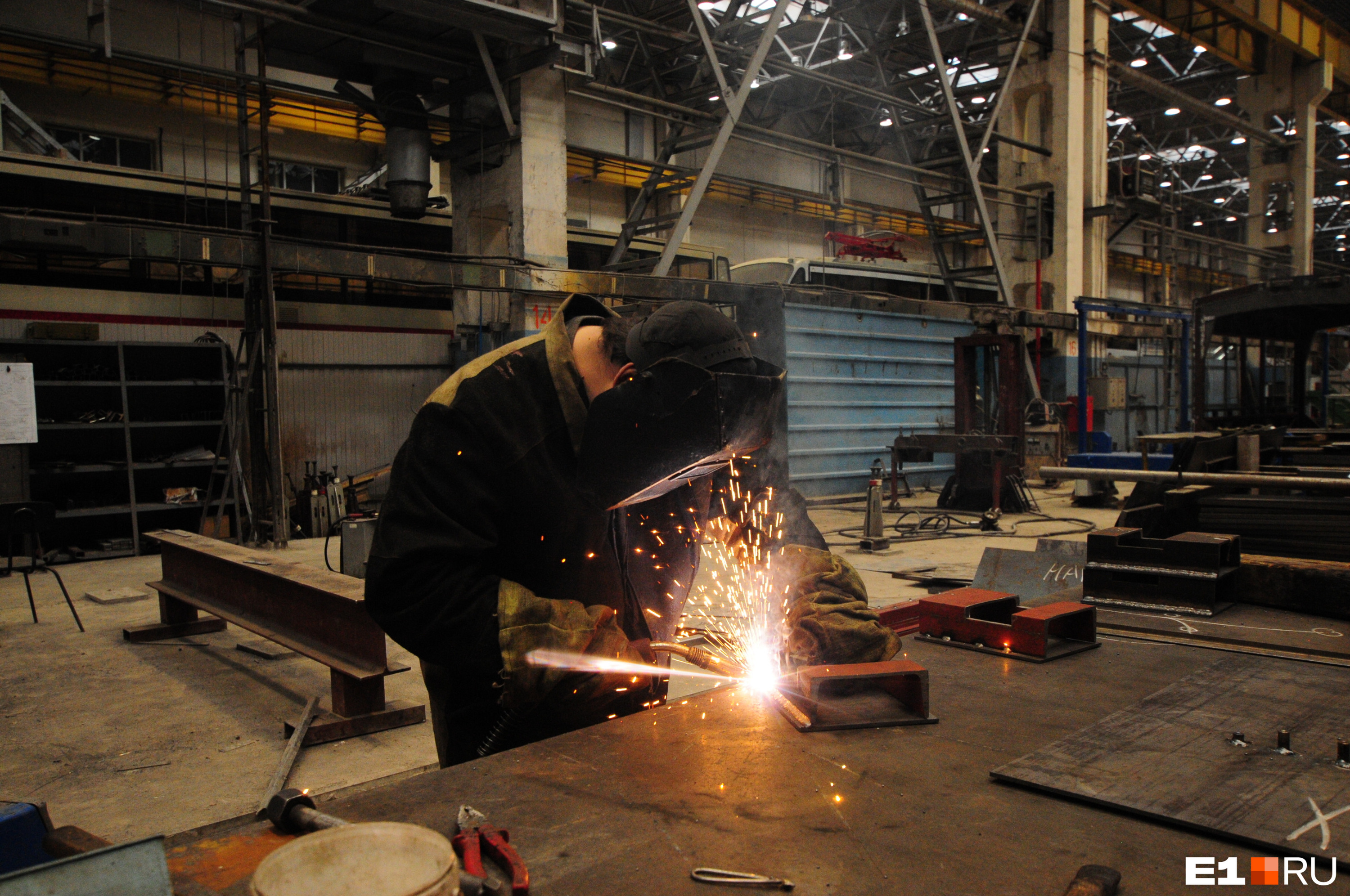 Заводы на Урале переносят отпуска и вводят сверхурочные для рабочих
