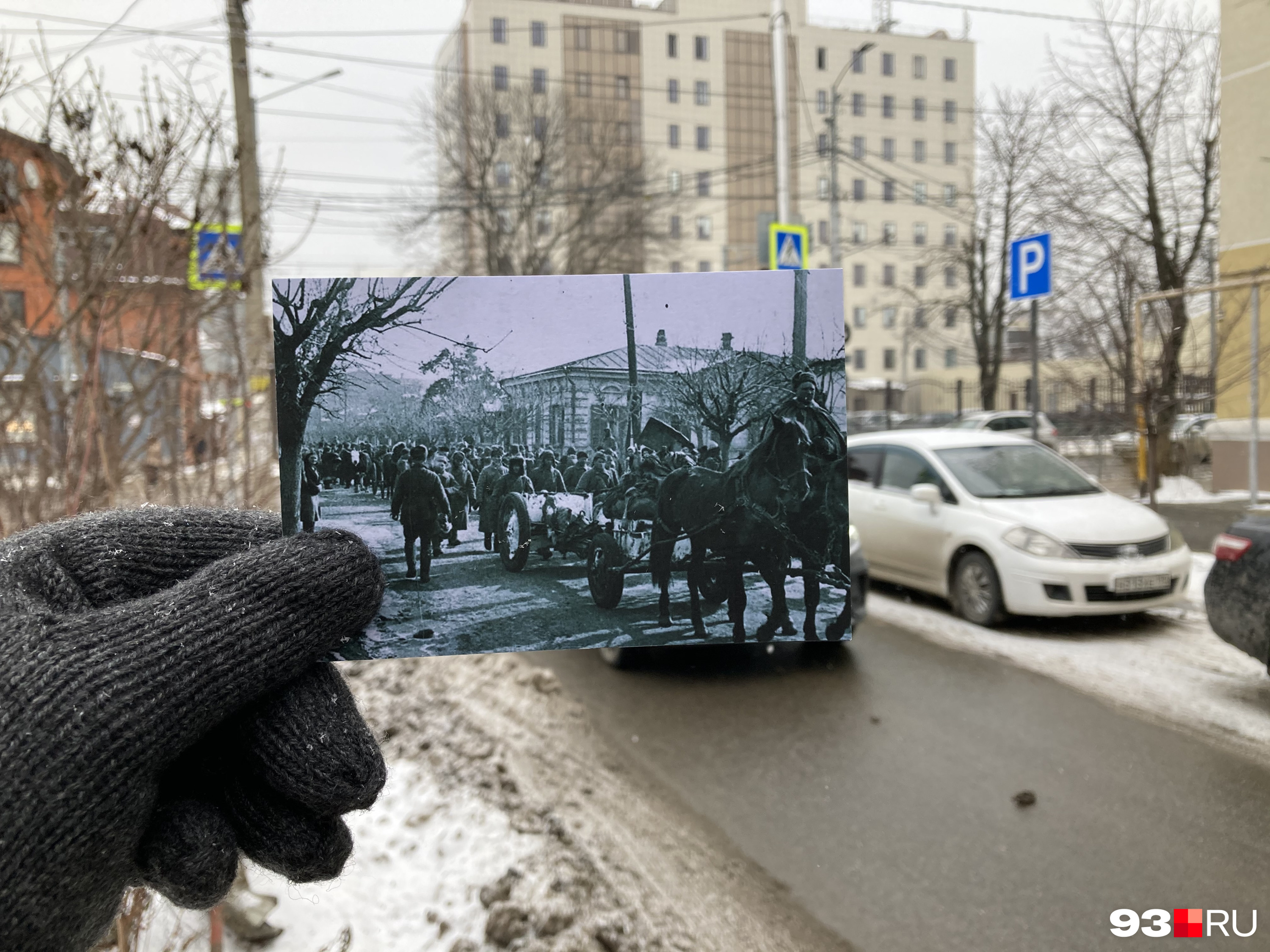 Перекресток улиц Октябрьской и Свердлова (сейчас Карасунской), колонна советских войск движется со стороны Красной в сторону Кубано-Набережной