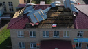 «Ветер <nobr class="_">30 м/с</nobr>»: в Новосибирской области из-за урагана снесло крыши школы и домов
