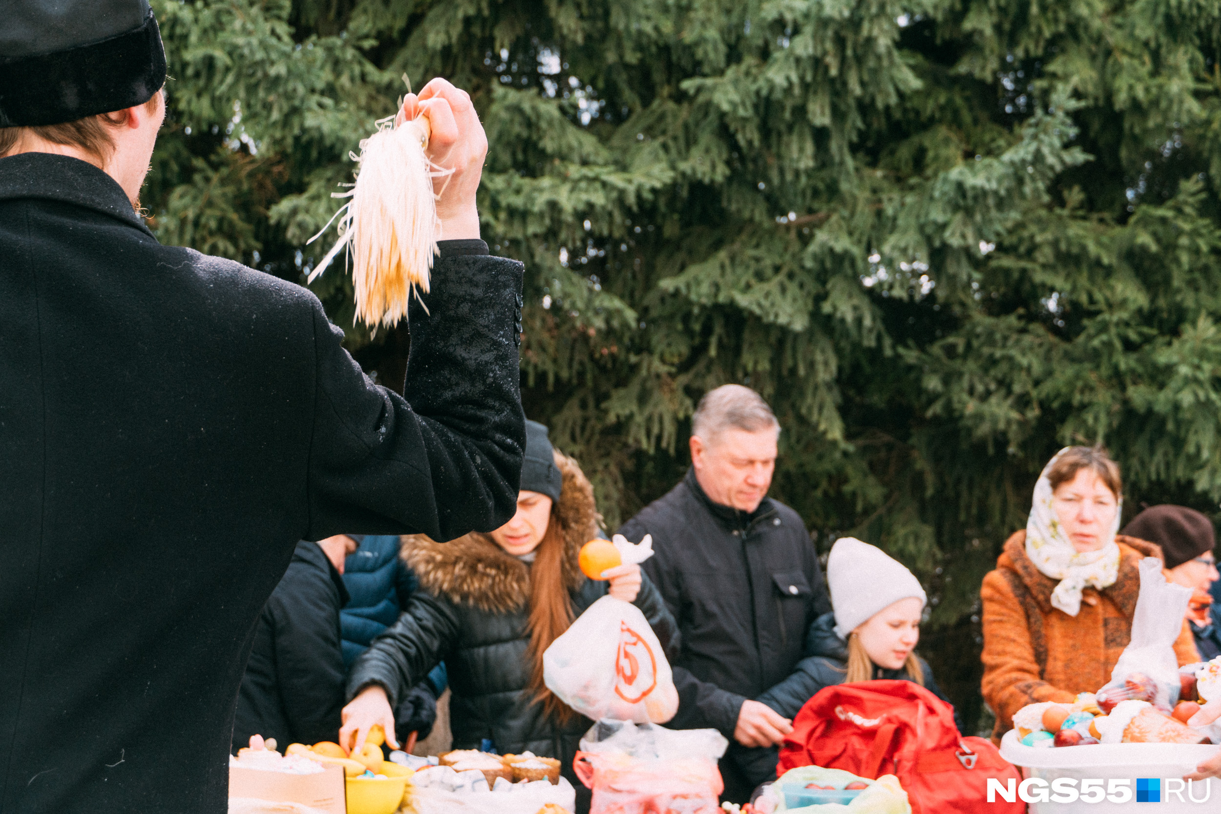 В Крестовоздвиженском соборе пасхальные куличи освящают каждый час. Но столы заполняются приношениями быстрее