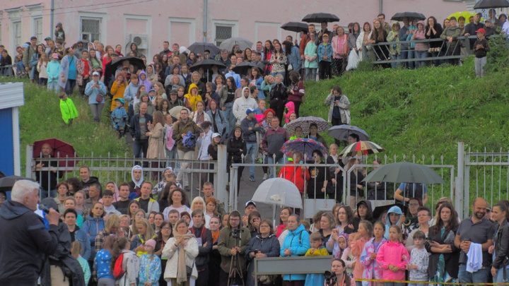 Дождик не испугал! Сотни горожан пришли на открытие уличных театров — смотрите, как это было