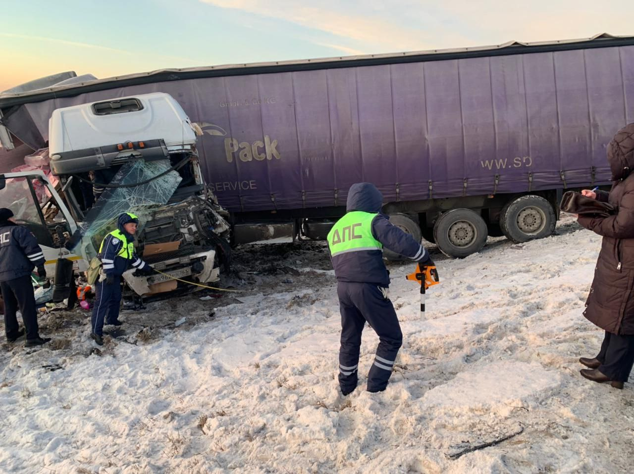 На трассе под Екатеринбургом столкнулись три грузовика. Один из дальнобойщиков погиб