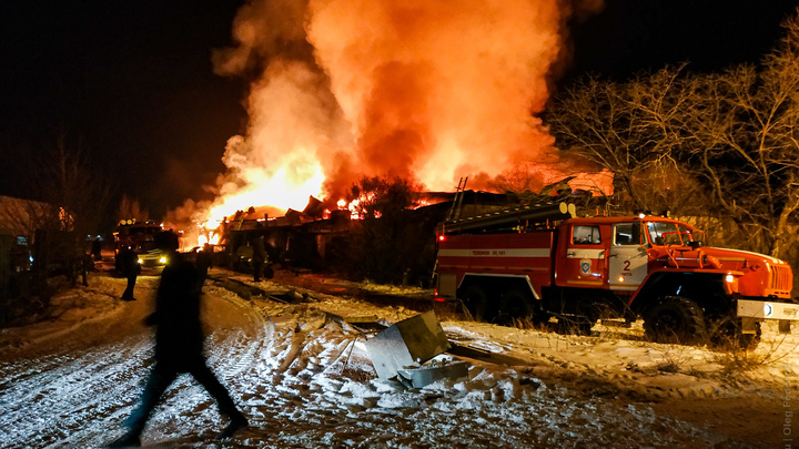 Почти 40 спасателей тушили пожар на складе фармфабрики в Кемерове