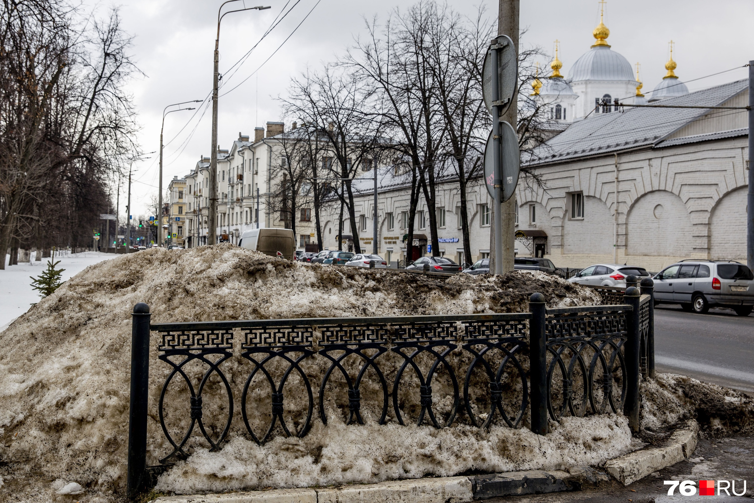 Но увезти сдвинутый снег забыли Но увезти сдвинутый снег забыли