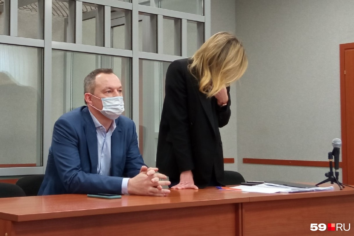 Алексей Бурнашов (справа его адвокат) на последнее заседание суда пришел с подготовленными заранее вещами Алексей Бурнашов (справа его адвокат) на последнее заседание суда пришел с подготовленными заранее вещами