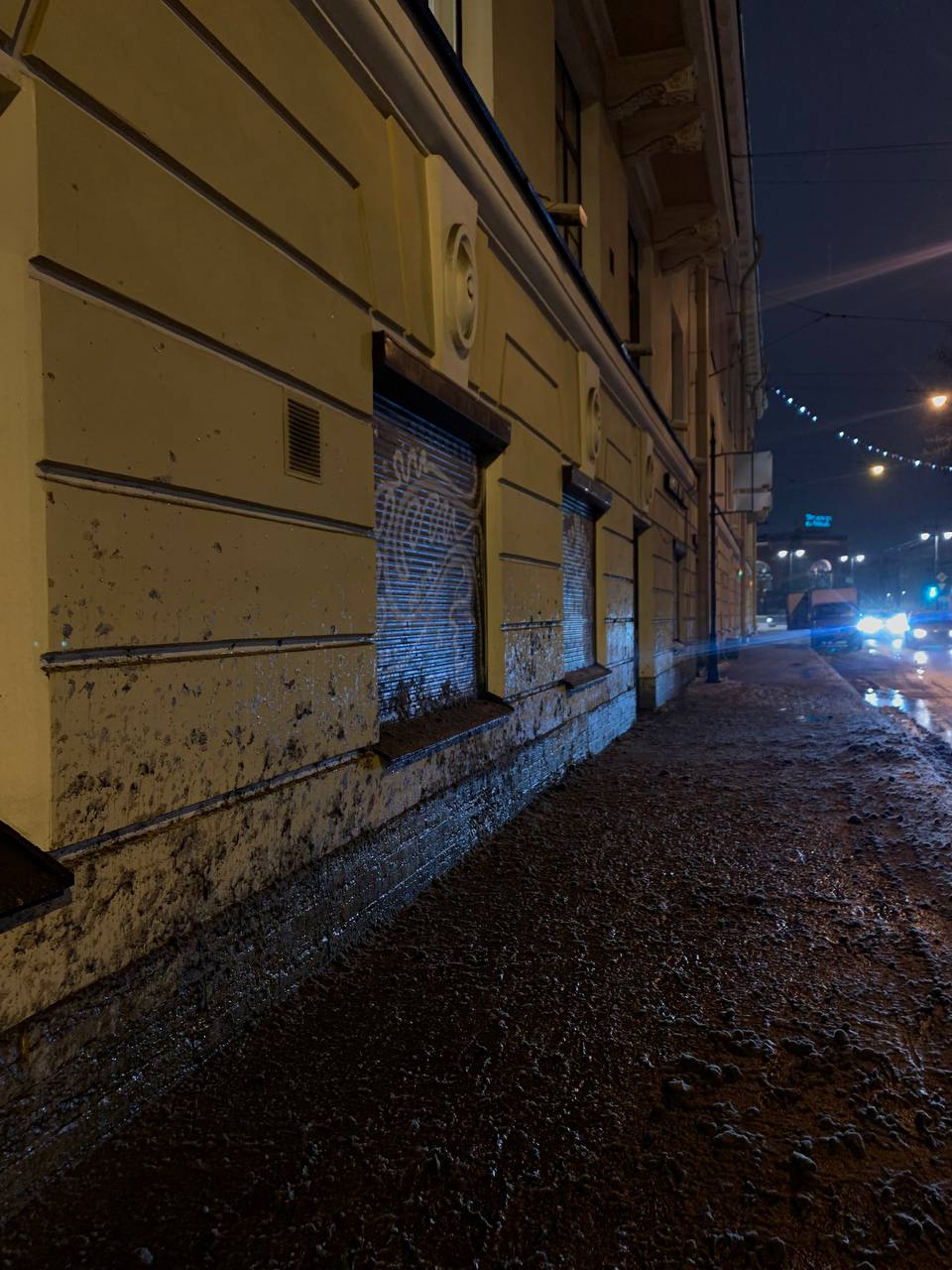 В центре Петербурга стены домов заляпаны грязью. Дорожники объяснили, в чём дело