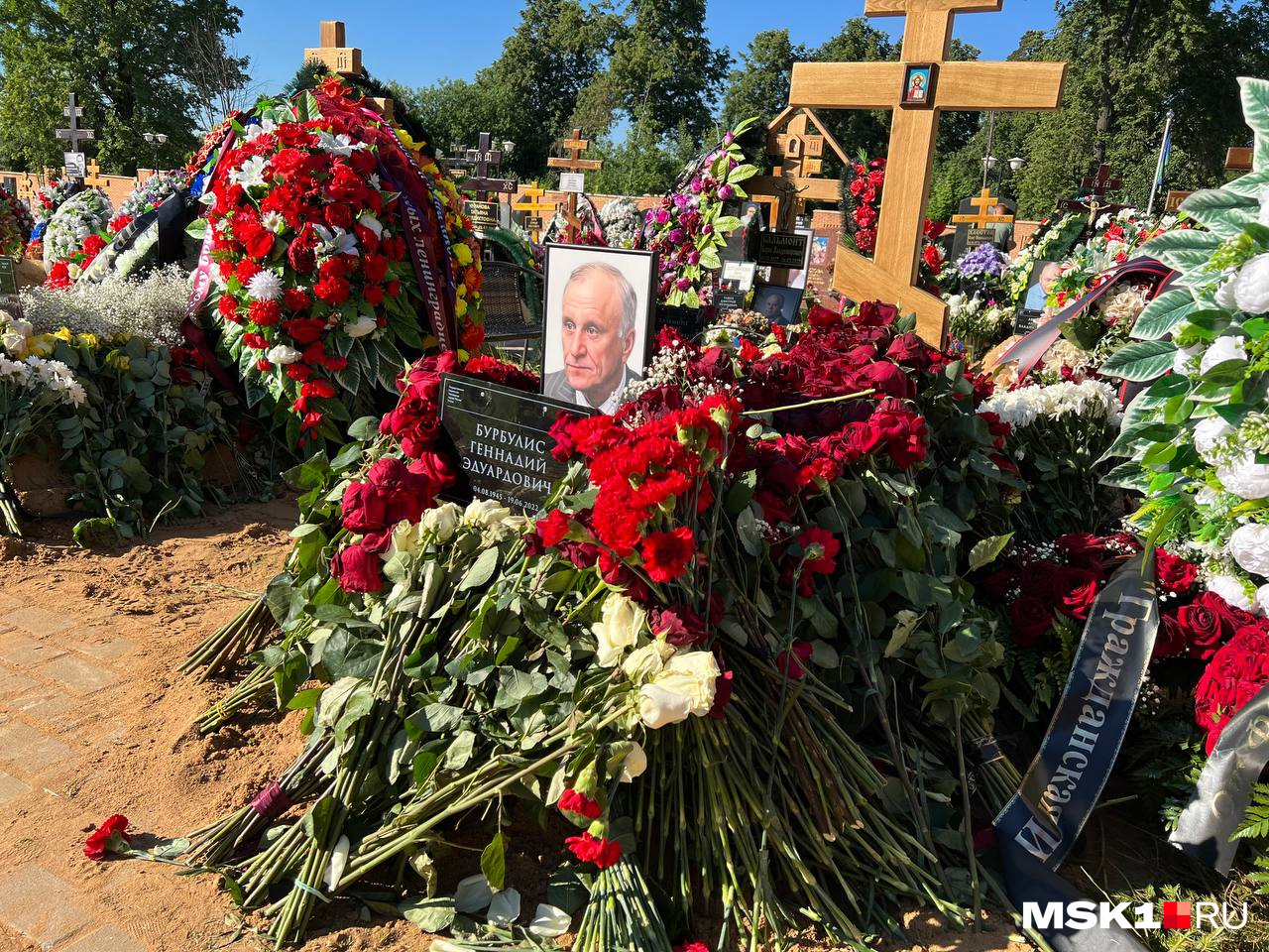 Могила юрия шатунова на троекуровском кладбище фото сегодня