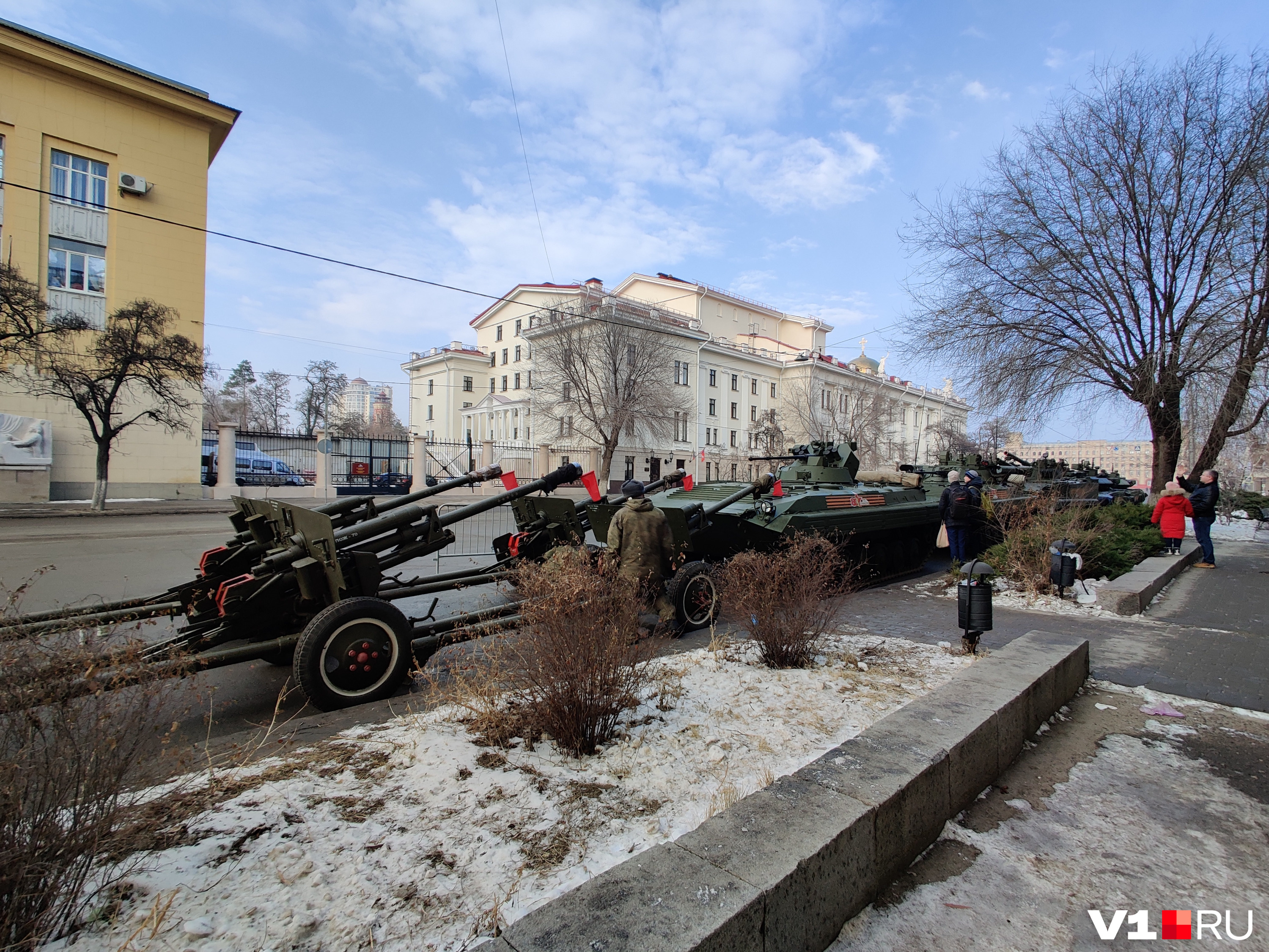 В считаных десятках метров от школы уже стоит техника участников парада В считаных десятках метров от школы уже стоит техника участников парада