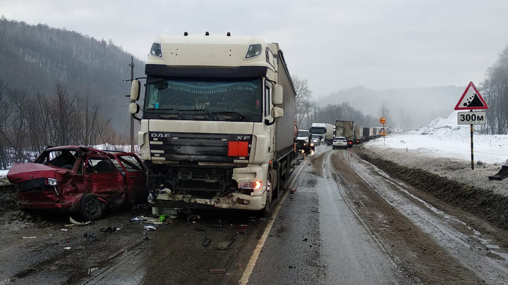 Водитель «десятки» погиб в лобовом столкновении с грузовиками на М-5 в Челябинской области