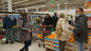 «Праздники бьют по карману»: как новосибирцы закупаются к праздникам — репортаж из супермаркетов