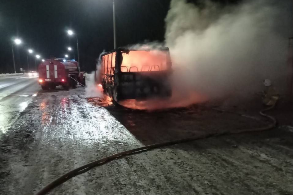 В Чкаловском районе на ходу загорелся междугородний автобус. Видео