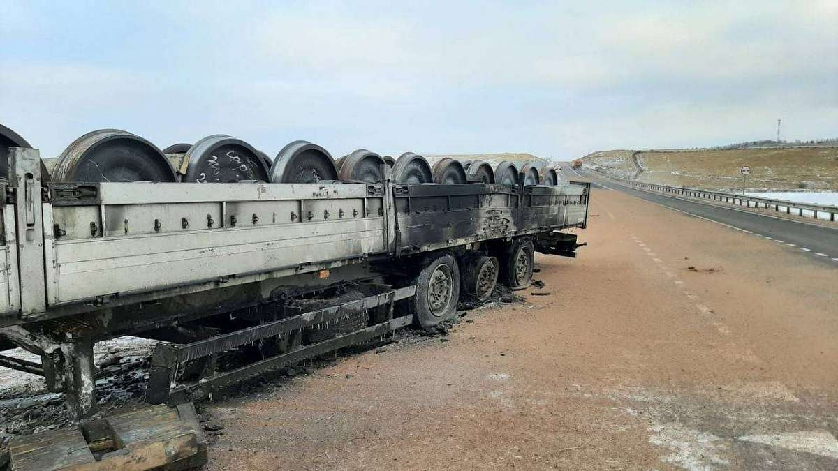 Перевозившая колесные пары в Читу фура загорелась на трассе в Бурятии