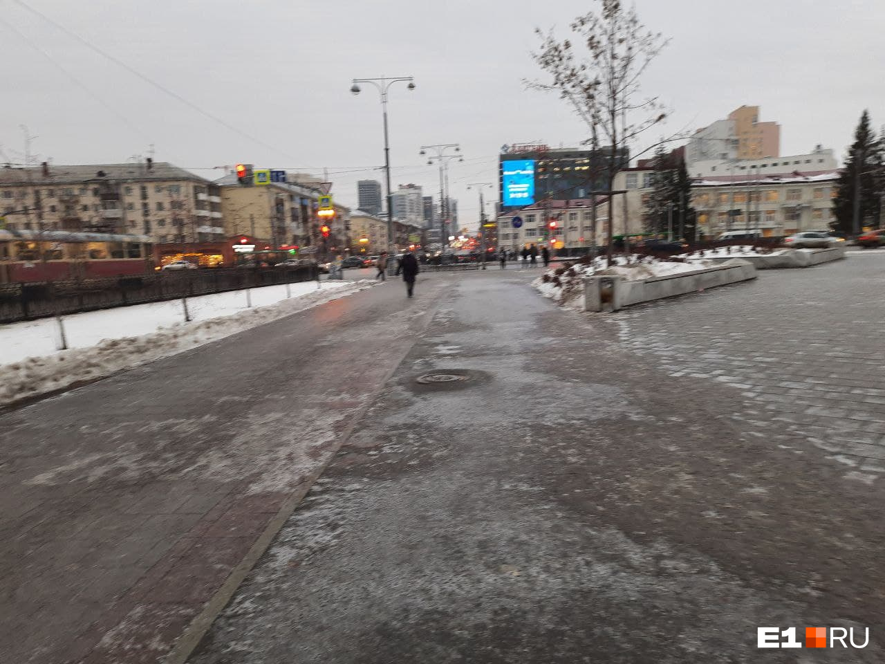 У Дворца молодежи гололедица У Дворца молодежи гололедица