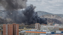 Крупный пожар произошел в Красноярске — загорелись полиэтиленовые отходы производства