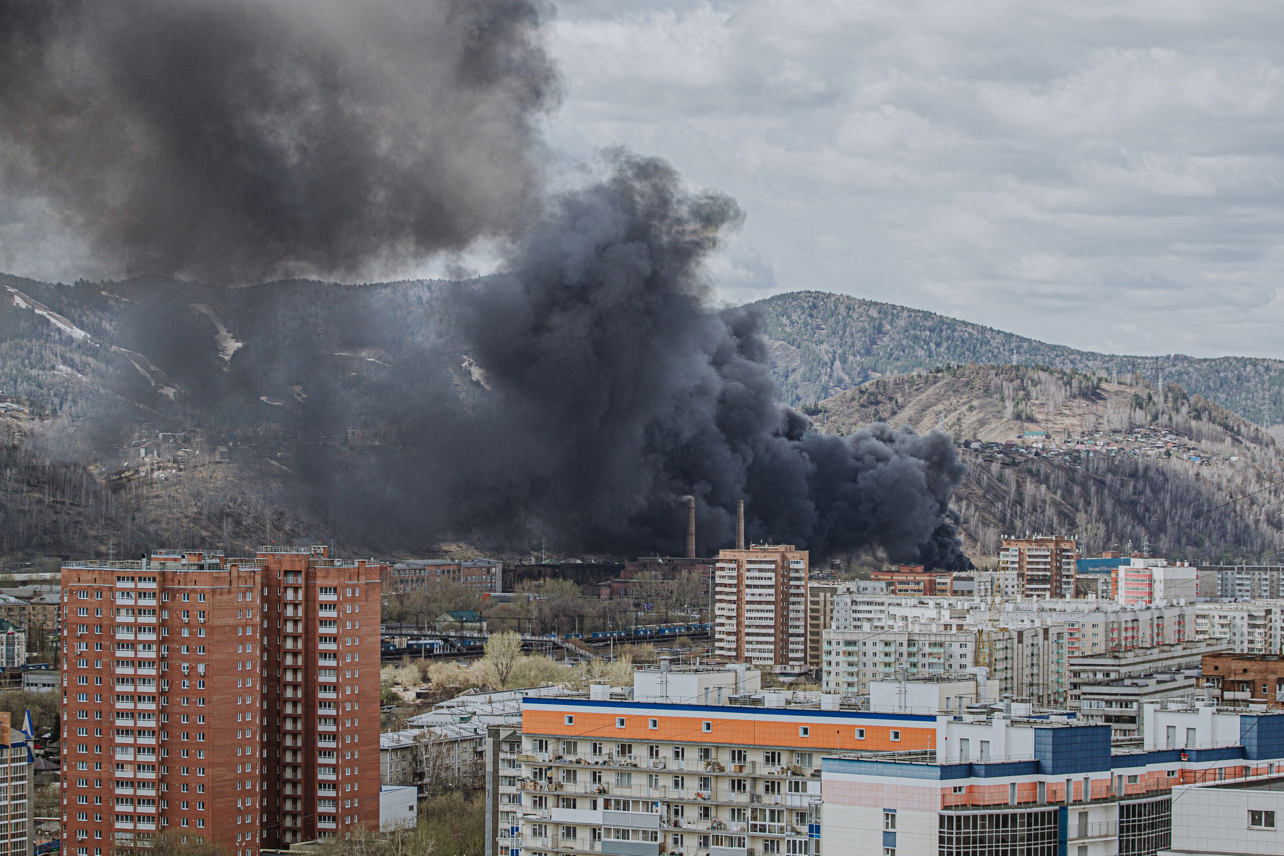 Что горит в красноярске. Пожар в Красноярске. Пожар в городе. Пожар в Красноярске сейчас. Красноярск в дыму.