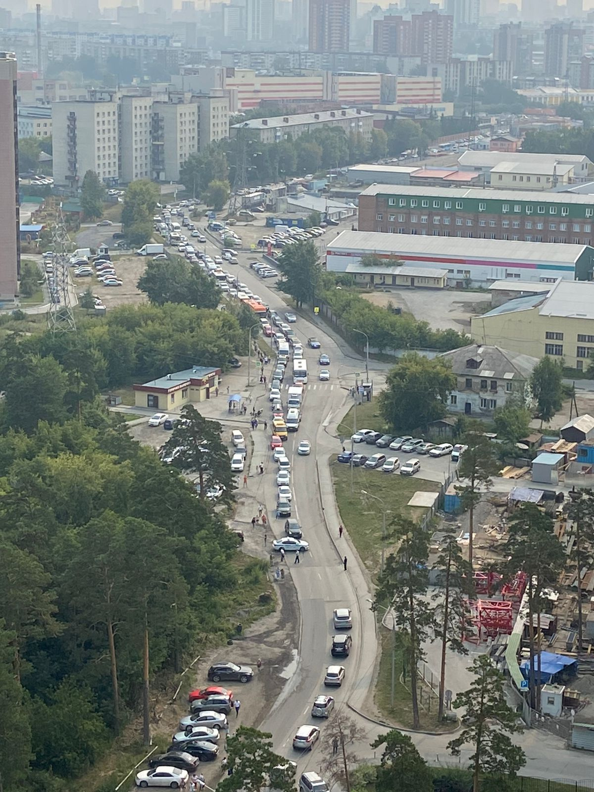 Автомобили не могут проехать из-за перекрытия Автомобили не могут проехать из-за перекрытия