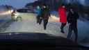 На трассе под Новосибирском автомобиль снес группу пешеходов на обочине