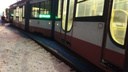 На Ново-Садовой трехсекционный трамвай сошел с рельсов