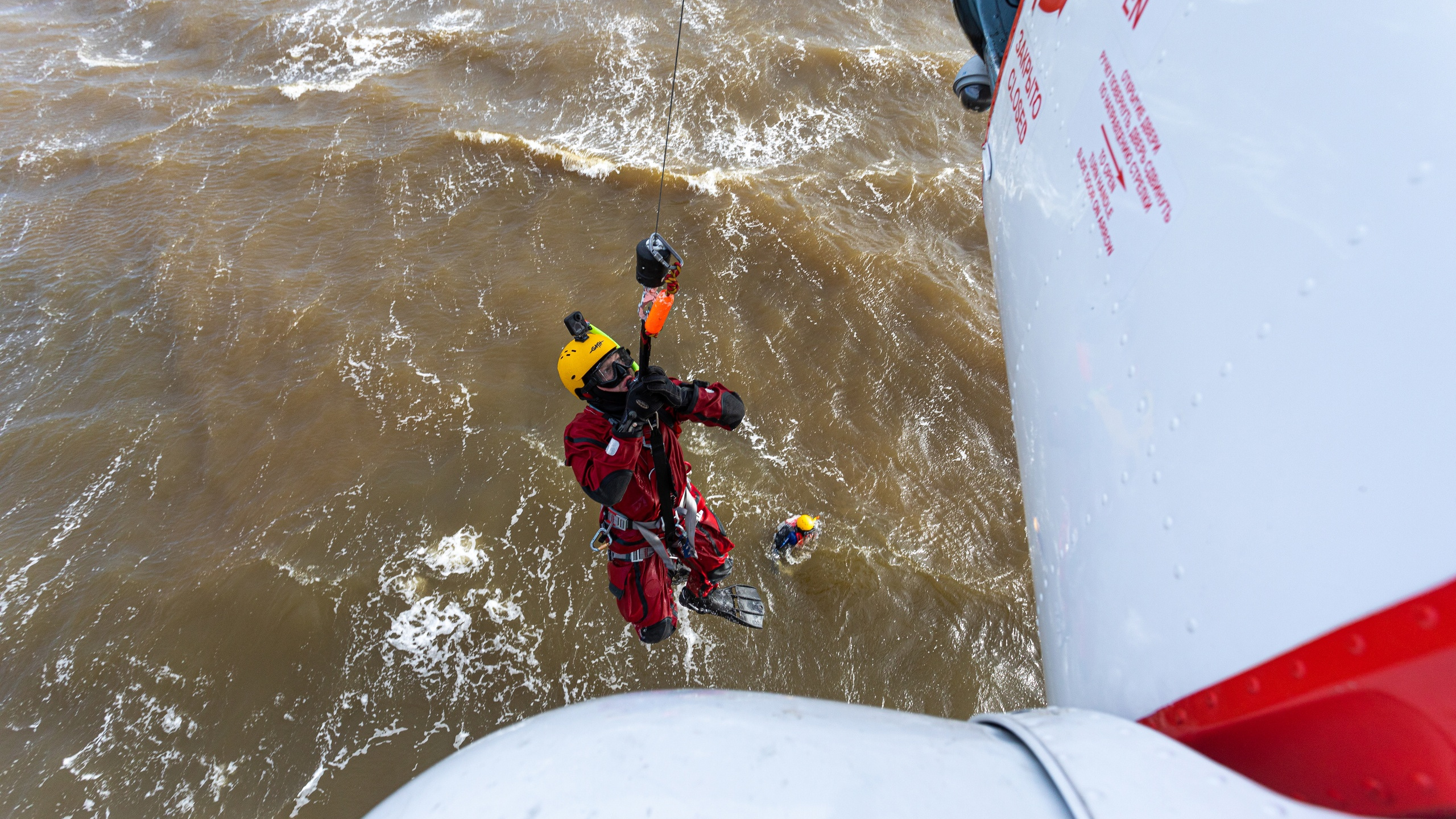 Из вертолета — в воду: показываем, как спасатели отрабатывали взрыв на судне в Белом море