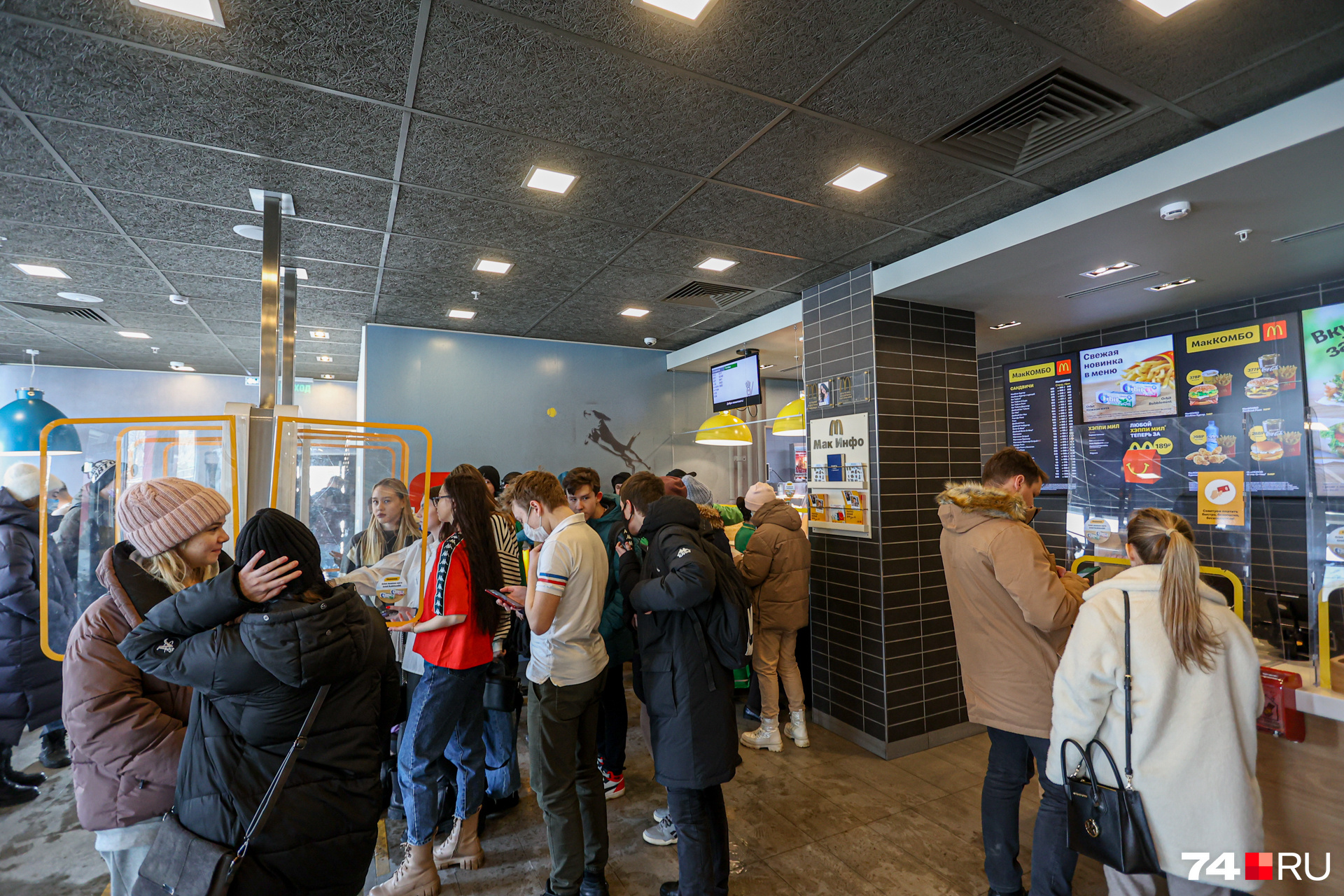 А это McDonald’s. Там сегодня были такие очереди, сеть заявила, что <a href="https://74.ru/text/economics/2022/03/09/70494710/" class="_ io-leave-page" target="_blank">прекращает свою работу с 14 марта</a>