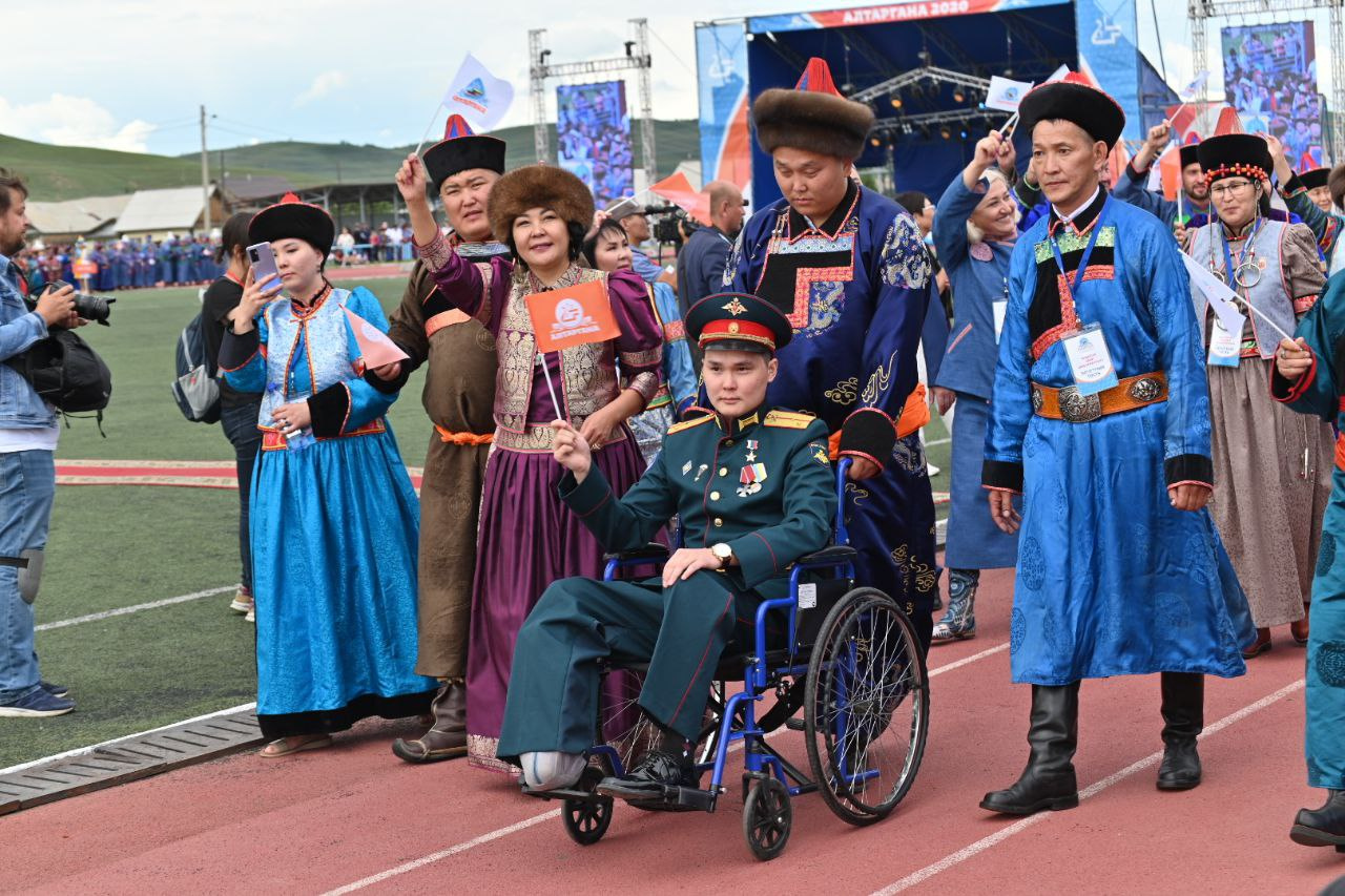 Герой России присоединился к делегации от Забайкалья во время шествия на фестивале «Алтаргана»