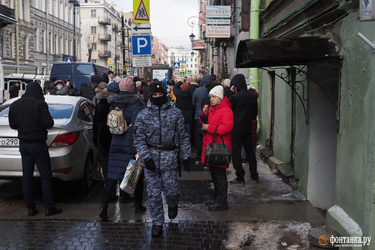 Стояние на бухле. Как Коновалов и его сторонники так и не прорвали  «блокаду» на Рубинштейна - 25 января 2022 - ФОНТАНКА.ру