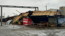 Ветер снес крышу с киосков на Гусинобродском шоссе — фото