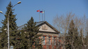 Знамя Победы подняли над администрацией Ленинского района в Новосибирске