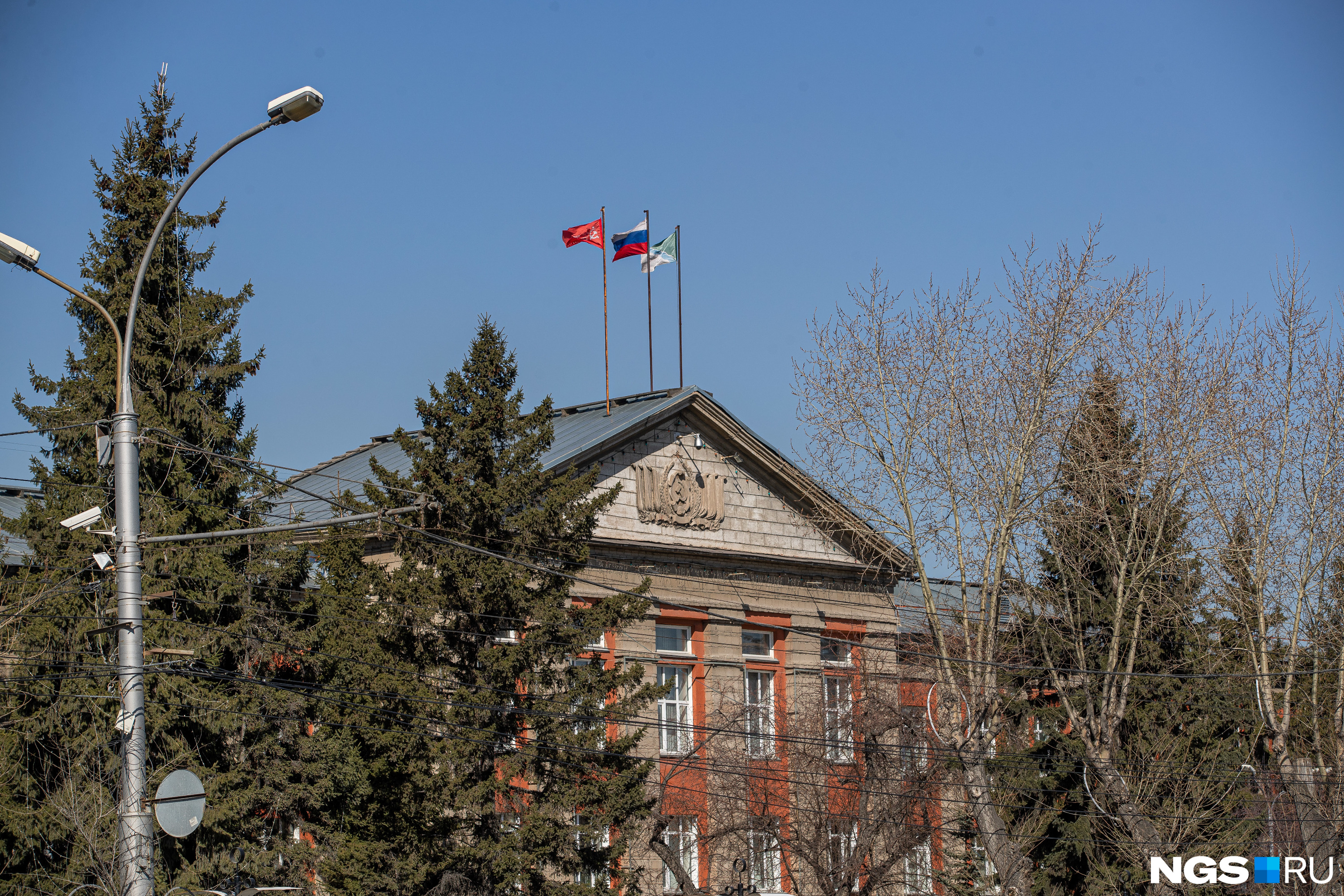 Знамя Победы подняли над администрацией Ленинского района в Новосибирске апрель 2022 года - 14 апреля 2022 - НГС