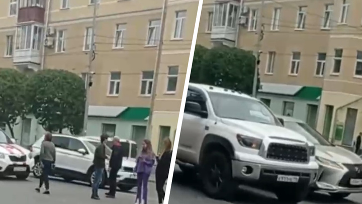 Как домино. В центре Екатеринбурга поочередно столкнулись пять машин, среди них — Mercedes и Lexus