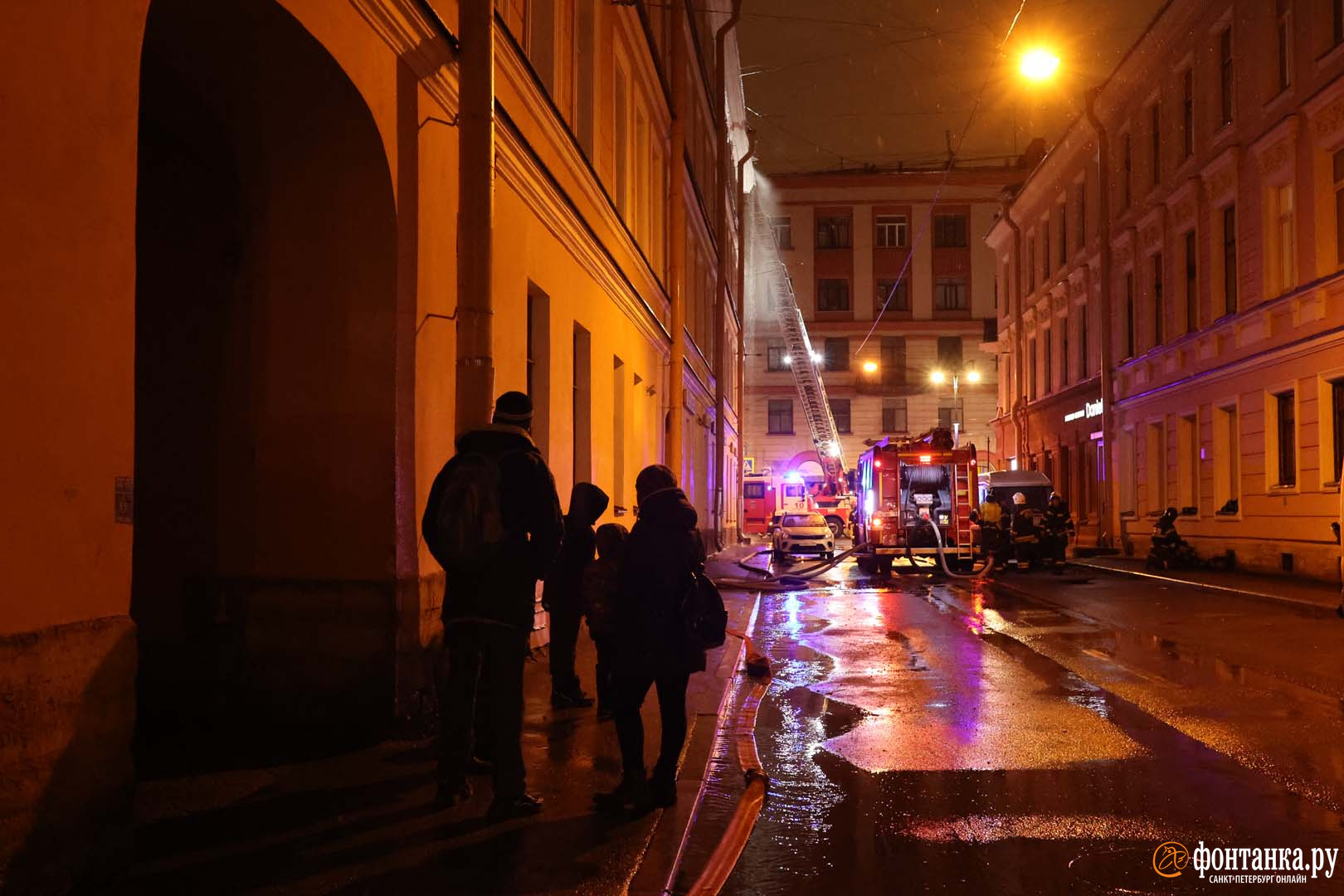 Пожар в доходном доме Милицина на Большом проспекте П.С. в Петербурге 31  января 2023 г., фото и видео - 31 января 2023 - ФОНТАНКА.ру