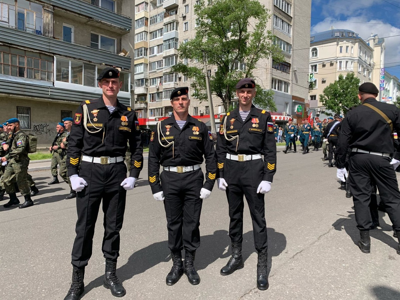 Дмитрий Данилов (крайний справа) на параде <nobr class="_">9 Мая</nobr> в Петропавловске-Камчатском