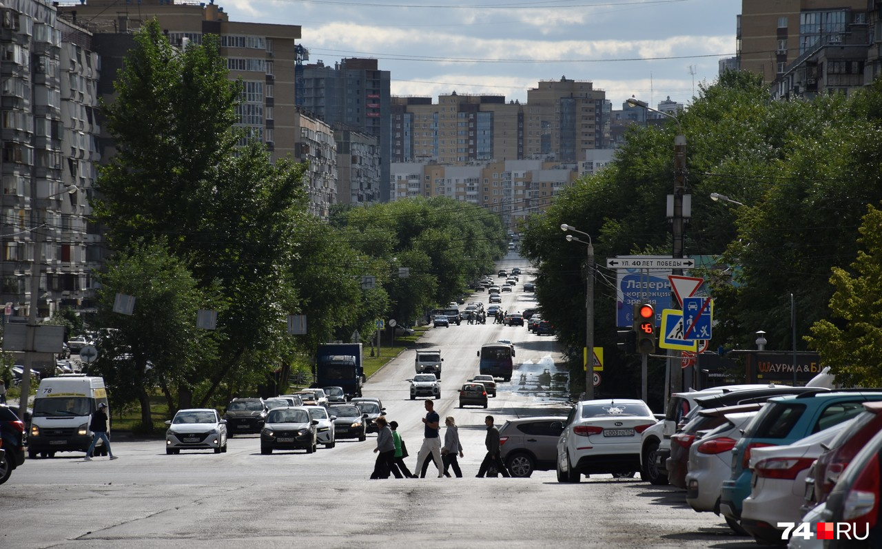 Вид на улицу 250-летия Челябинска с места будущего перекрестка с улицей Молдавской