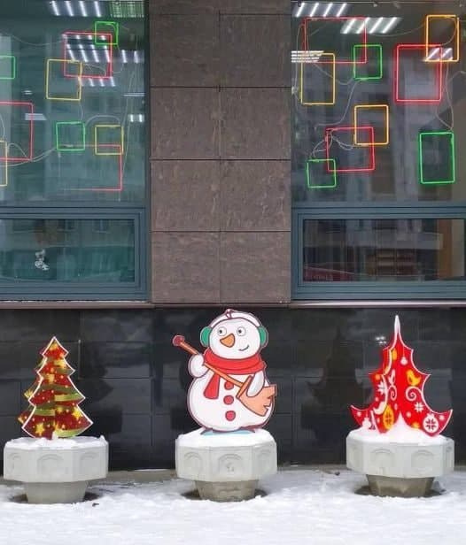 В Академическом снеговики и прочие новогодние жители ждут Нового года. 