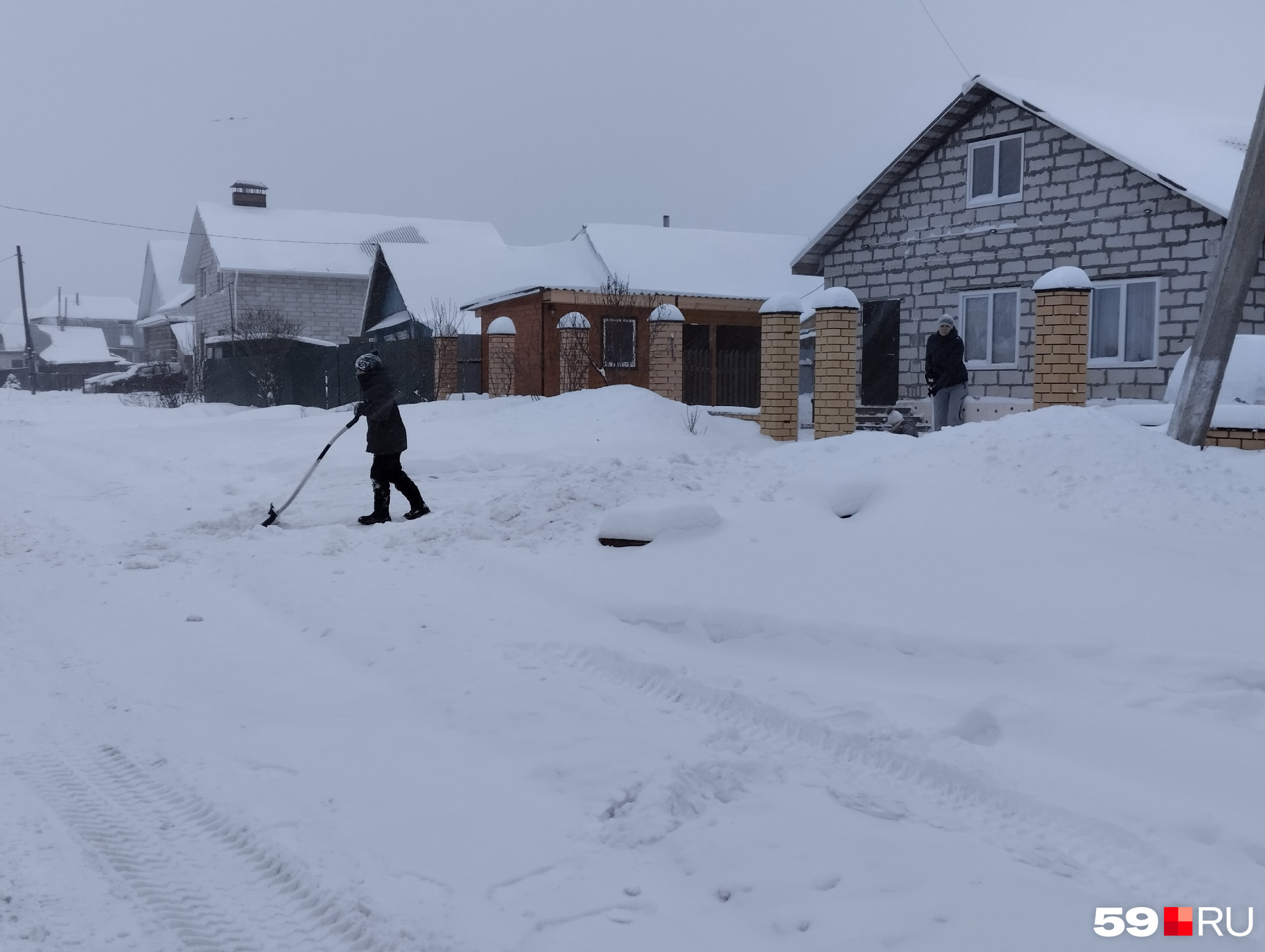 Если в городе работают муниципальные службы, то жители района чаще убирают снег самостоятельно