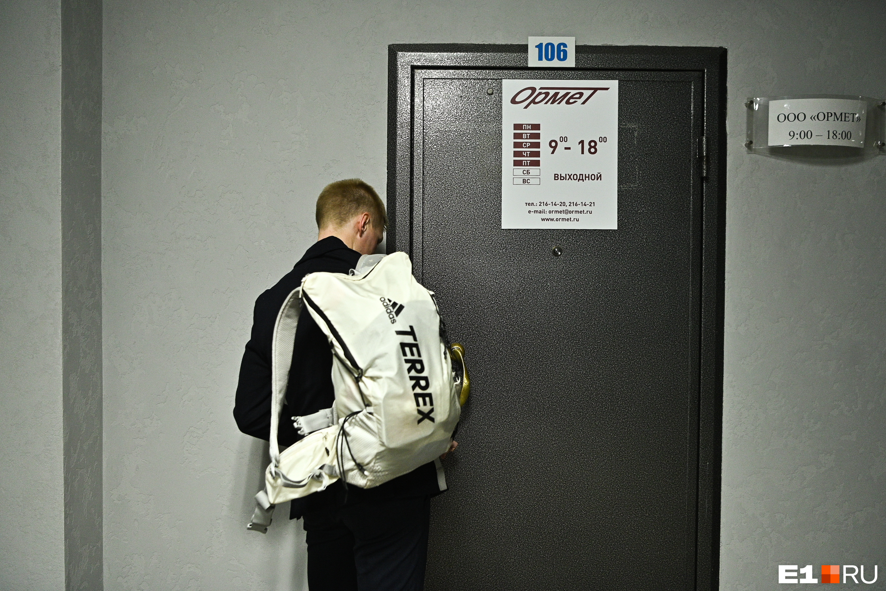 В рюкзаке Алексей носит костюм и полотенце В рюкзаке Алексей носит костюм и полотенце