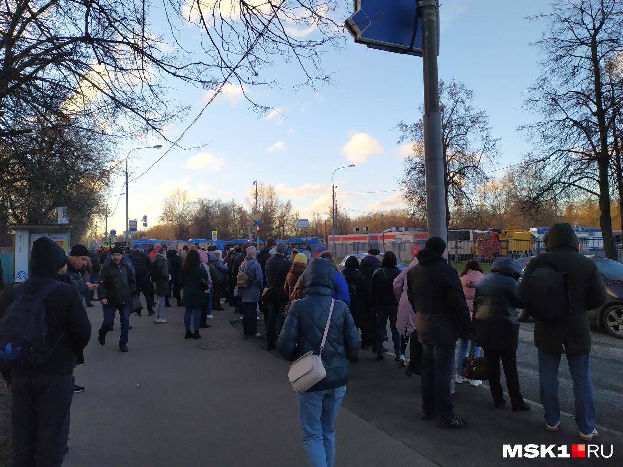 В «Орехово» люди собирались в толпы, потому что их автобус в центр всё никак не выезжал