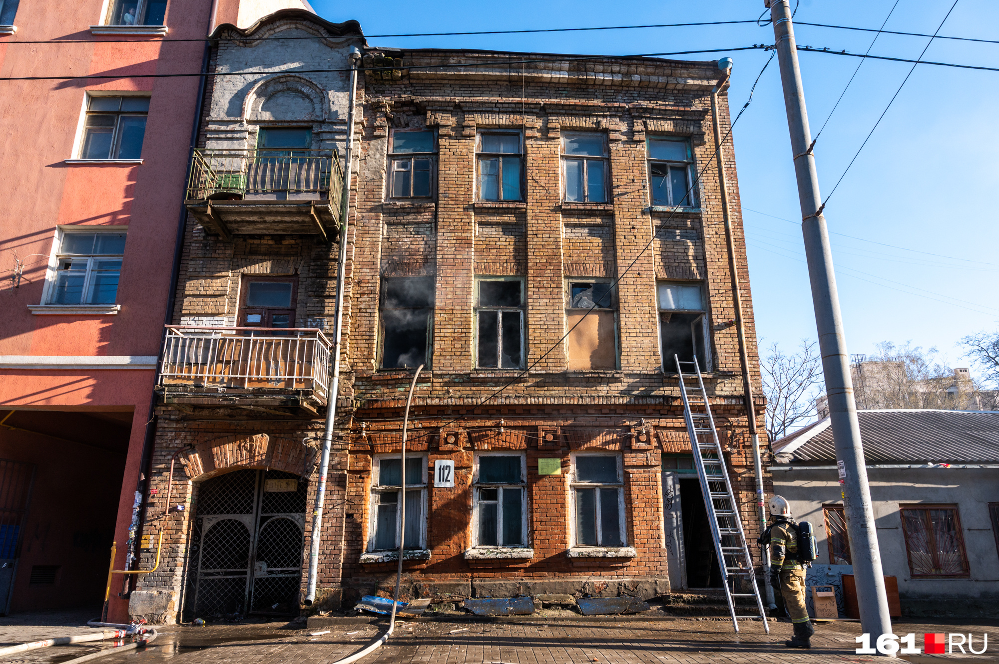 Дом, в котором произошел пожар Дом, в котором произошел пожар