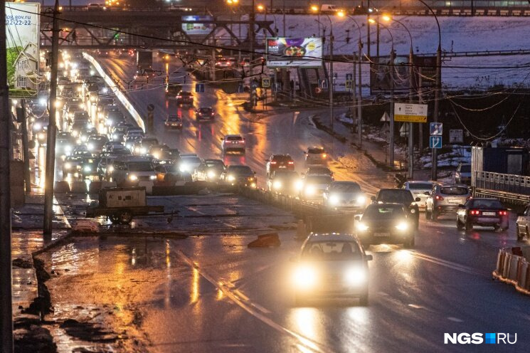 Улицы окрасились в красный цвет: 8-балльные пробки сковали Новосибирск