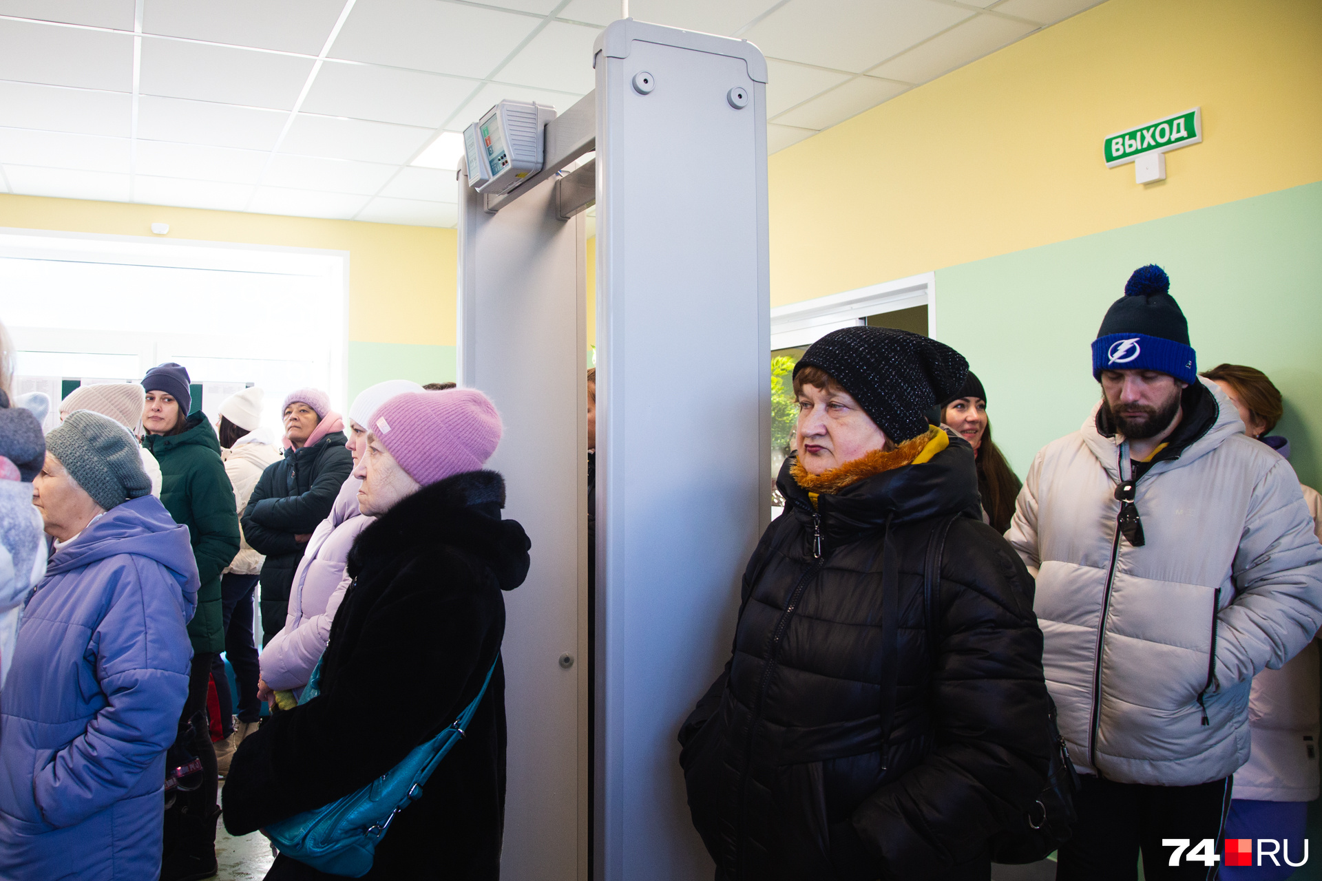 Родители не могут войти в лицей, они приводят детей в КПП (отдельно стоящее здание перед лицеем), и те самостоятельно проходят через турникеты и посты охраны Родители не могут войти в лицей, они приводят детей в КПП (отдельно стоящее здание перед лицеем), и те самостоятельно проходят через турникеты и посты охраны
