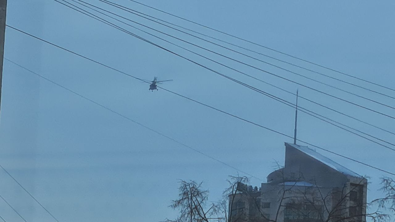 За 7 часов вертолет пролетел на 720. Дом вертолет. Площадка для вертолета на крыше. Памятник сбитому самолету над Екатеринбургом. Екатеринбург дом с шаром на крыше.